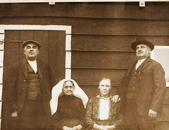 V.l.n.r.: Daan, moeder Geertje Moerland-Polderman, Antje en Bram (foto ca. 1930)