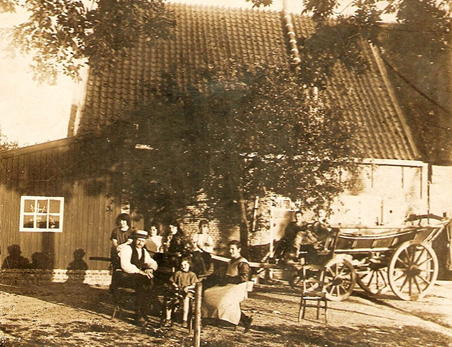 Dies en Lena Dorst-Moerland met hun kinderen Kees, Trui, Cor, Gerard en Nel (foto ca. 1930)